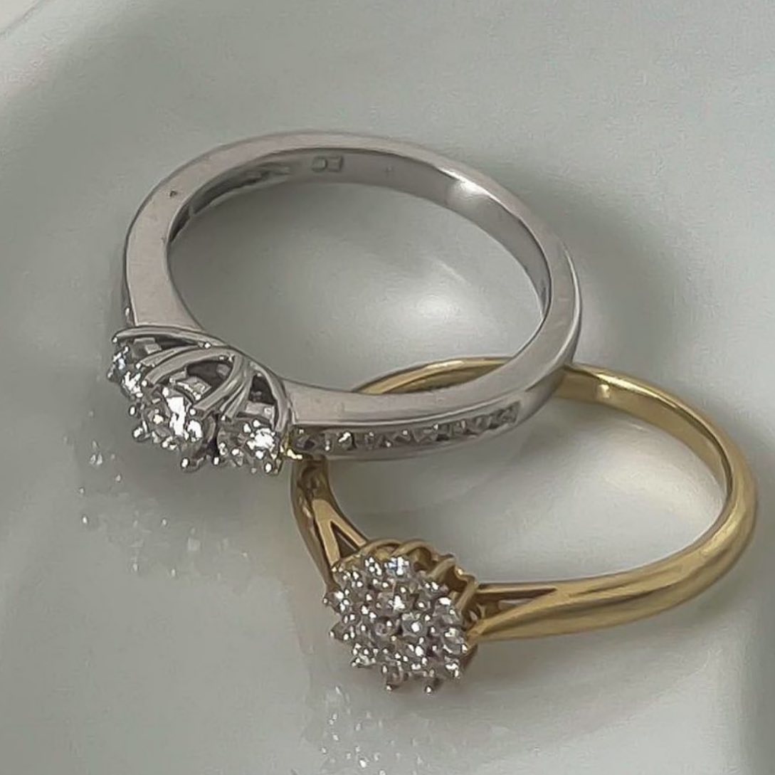 2 lekre og tideløse diamantringer💍
#ec1914 #ecjewelry #diamantring #hvittgull #gultgull #frierring #gullsmedchristophersen #sandnessentrum #maxisandnes
